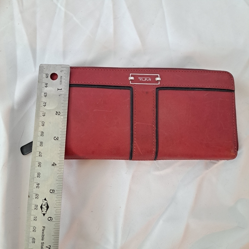 Tumi | Red leather ladies Wallet and black trim - Picture 8 of 14
